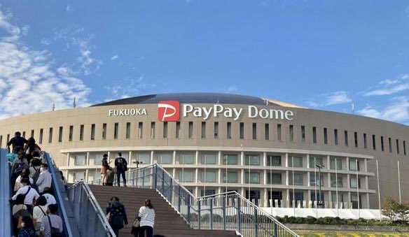 CafeLearner's tweet image. 🏟️ In Fukuoka, strangers become instant friends over Hawks baseball! 
Wear team colors anywhere = instant conversation starter. 
PayPay Dome games feel like city-wide festivals. 
Win or lose, the whole community shares the emotional rollercoaster together ⚾