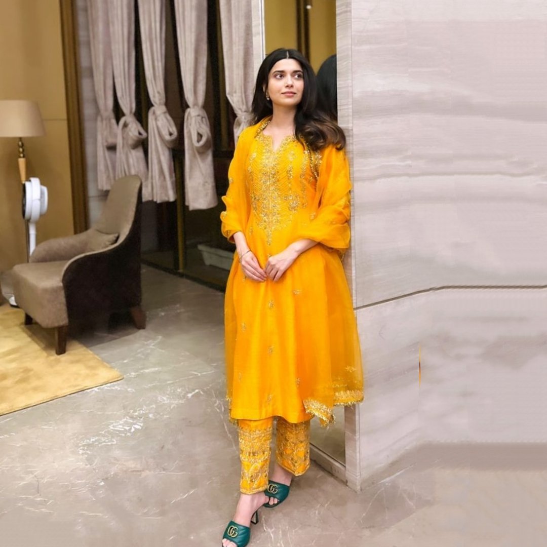amitoj7777's tweet image. ਕਈਆਂ ਨੂੰ ਗੱਲ ਲਾਕੇ ਵੇਖਿਆ
ਹਰ ਰਿਸ਼ਤਾ ਦਿਲੋਂ ਨਿਭਾਕੇ ਵੇਖਿਆ
ਗਲ ਲਾਕੇ ਕਿਵੇਂ ਸੁੱਟਦਾ ਕੋਈ
ਮੈਂ ਕਈ ਆਪਣਿਆ ਨੂੰ ਹੱਥ ਫੜਾਕੇ ਵੇਖਿਆ
ਯਾਰ , ਪਿਆਰ , ਤੇ ਕਿ ਪਰਿਵਾਰ...
ਮੈਂ ਹਰ ਇਕ ਪਾਸੇ ਧੋਖਾ ਖਾਕੇ ਵੇਖਿਆ
ਸਾਰਾ ਕੁਝ ਯਾਦ ਆ ਮੈਂਨੂੰ
ਕਿਵੇਂ ਮੈਂ ਆਪਣਾ ਆਪ ਭੁਲਾਕੇ ਵੇਖਿਆ
ਇਥੇ ਕੋਈ ਕਿਸੇ ਦਾ ਨਹੀਂ ਹੁੰਦਾ
ਮੈਂ ਜ਼ਿੰਦਗੀ ਨੂੰ ਅਜ਼ਮਾਕੇ ਵੇਖਿਆ