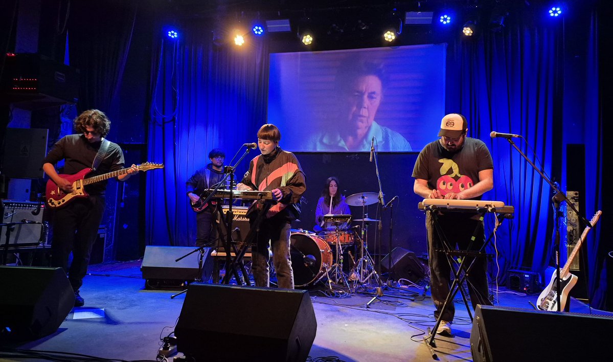 diegot_rror's tweet image. El recital de ayer de Amigovio estuvo tremendo. Las canciones nuevas son muy hermosas. Además, festejaron los 15 años de "Joven Edad", el disco de Carmen Sandiego, tocando una de mis canciones favoritas. Quedé muy chocho. ¡Que viva el pop montevideano!