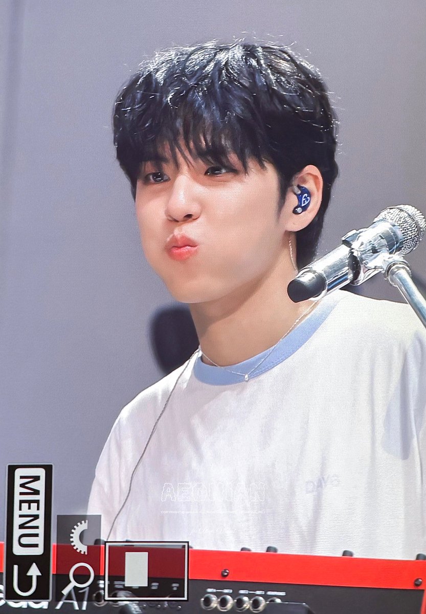 aeonian_PIL's tweet image. 250727 Pier10 #μν #WONPIL #λ°μ΄μμ€ #DAY6 preview