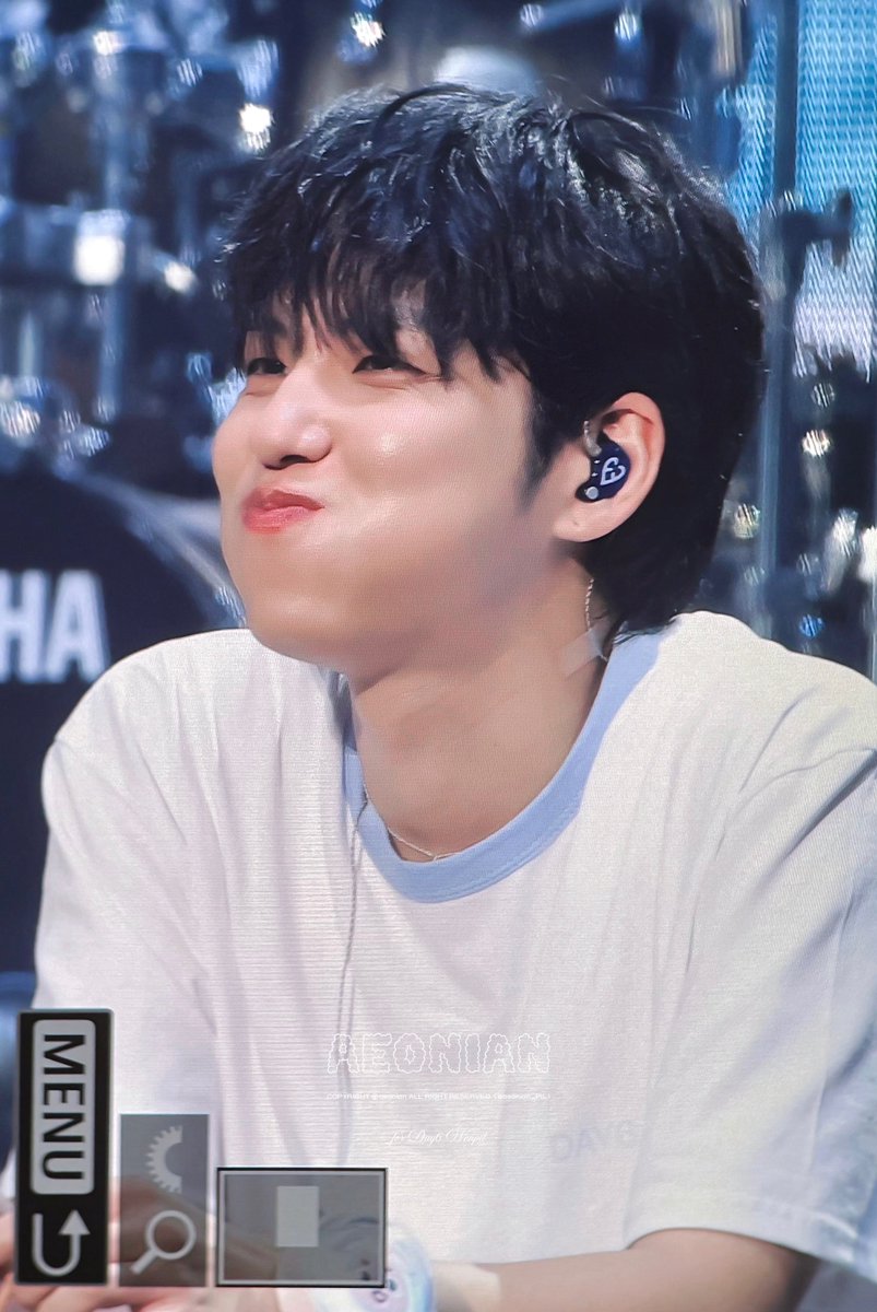 aeonian_PIL's tweet image. 250727 Pier10 #μν #WONPIL #λ°μ΄μμ€ #DAY6 preview