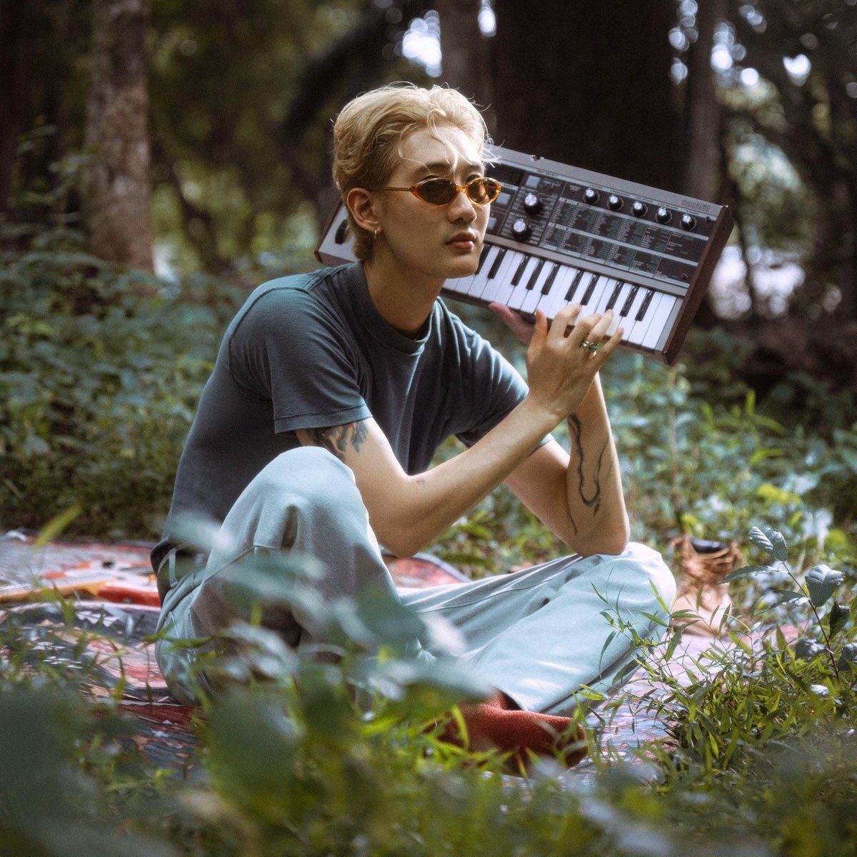 SoundCheckMNL's tweet image. Awesome! #JamesAlyn (formerly of HYBS) steps into his solo era with “2019” — an 11-track indie-pop journey of change, healing, letting go. Don’t miss the one-take MV for the title track.
More details about his album are here - soundcheckmanila.home.blog/2025/07/27/jam…