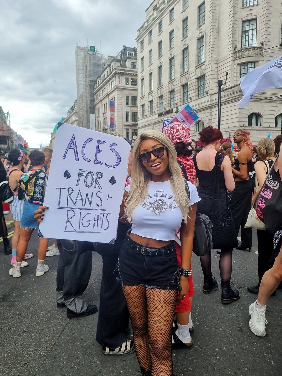 theyasminbenoit's tweet image. ACES FOR TRANS+ RIGHTS!

It was amazing to attend #LondonTransPride for the first time! In this climate, it&apos;s more important than ever to stand up &amp;amp; show up for trans people, especially given the overlap between the trans &amp;amp; asexual community! 💜

#ThisIsWhatAsexualLooksLike