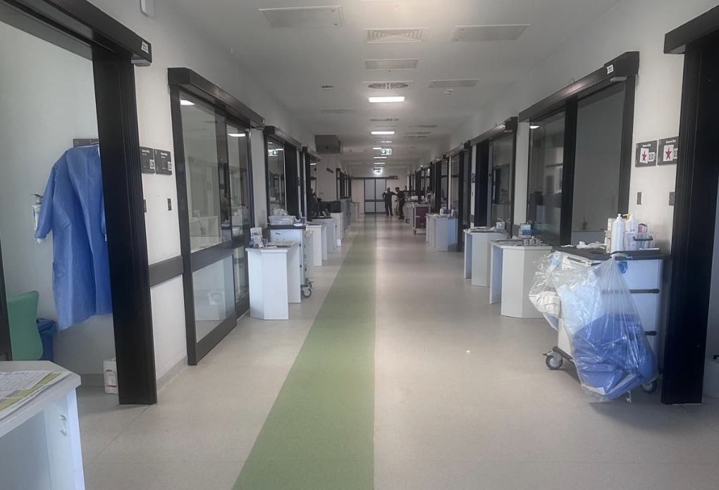 Bilim ve Sağlık Haber Ajansı (BSHA) (@bsha_ajans) on Twitter photo Bayraklı Şehir Hastanesi’nde Hala Hemşirelere Sandalye Yok!
Hemşirelerin tepkisi büyüyor !
"Yazıklar olsun" , "Bu nasıl bir akıl tutulması!",
"Herkes gücü kadar zulmeder. Dilerim ki oturacak bir koltuğu bile kalmasın"
<a href="/izmirism/">İzmir İl Sağlık Müdürlüğü</a>
<a href="/saglikbakanligi/">T.C. Sağlık Bakanlığı</a>
<a href="/drmemisoglu/">Prof. Dr. Kemal Memişoğlu</a>
<a href="/drzelihaaksaz/">Dr Zeliha Aksaz Şahbaz</a> Bayraklı Şehir Hastanesi’nde Hala Hemşirelere Sandalye Yok!
Hemşirelerin tepkisi büyüyor !
"Yazıklar olsun" , "Bu nasıl bir akıl tutulması!",
"Herkes gücü kadar zulmeder. Dilerim ki oturacak bir koltuğu bile kalmasın"
<a href="/izmirism/">İzmir İl Sağlık Müdürlüğü</a>
<a href="/saglikbakanligi/">T.C. Sağlık Bakanlığı</a>
<a href="/drmemisoglu/">Prof. Dr. Kemal Memişoğlu</a>
<a href="/drzelihaaksaz/">Dr Zeliha Aksaz Şahbaz</a>