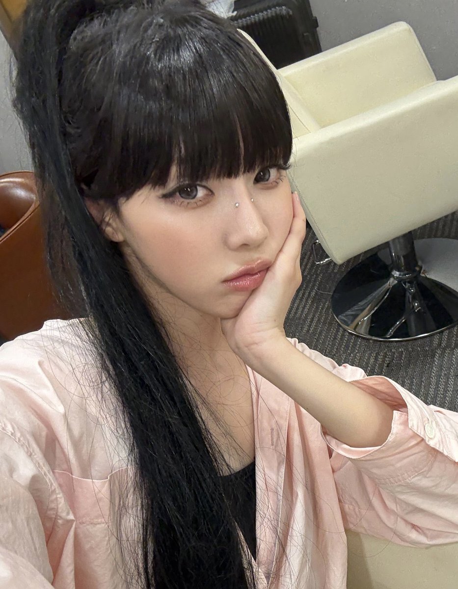 wntrend's tweet image. pouting competition and she shows up