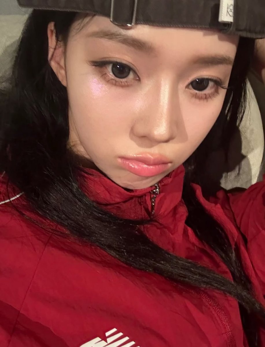 wntrend's tweet image. pouting competition and she shows up