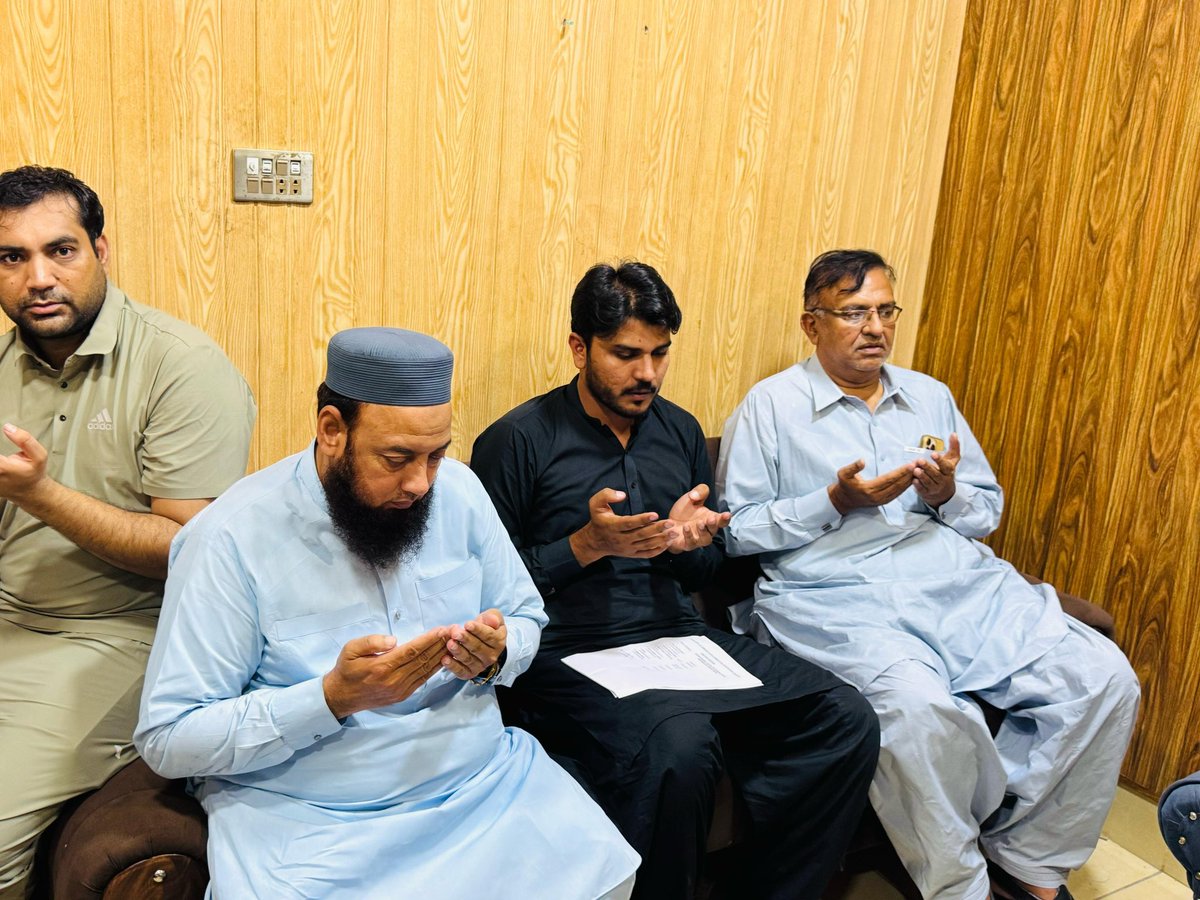 صوبائی وزیر بلدیات پنجاب میاں ذیشان رفیق اپنے کیمپ آفس ڈسکہ میں ایم او آئی بلدیہ ڈسکہ صائم ایوب کے تایا جان کی وفات پر دعائے مغفرت کررہے ہیں۔

اس موقع پر چیف آفیسر بلدیہ ڈسکہ الفت شہزاد، ایم او آئی بلدیہ ڈسکہ صائم، ڈاکٹر رومان عاشر میاں، سابقہ چیئرمین چوہدری رسالت گجر، سابقہ وائس