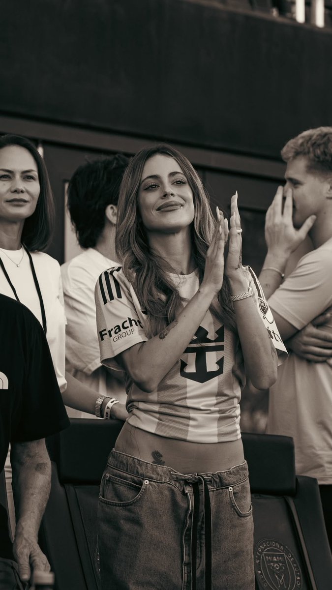 FcoTiniSP's tweet image. 📸 Nueva Foto de TINI ayer en el estadio del Inter de miami.

Hermosa como siempre 😊