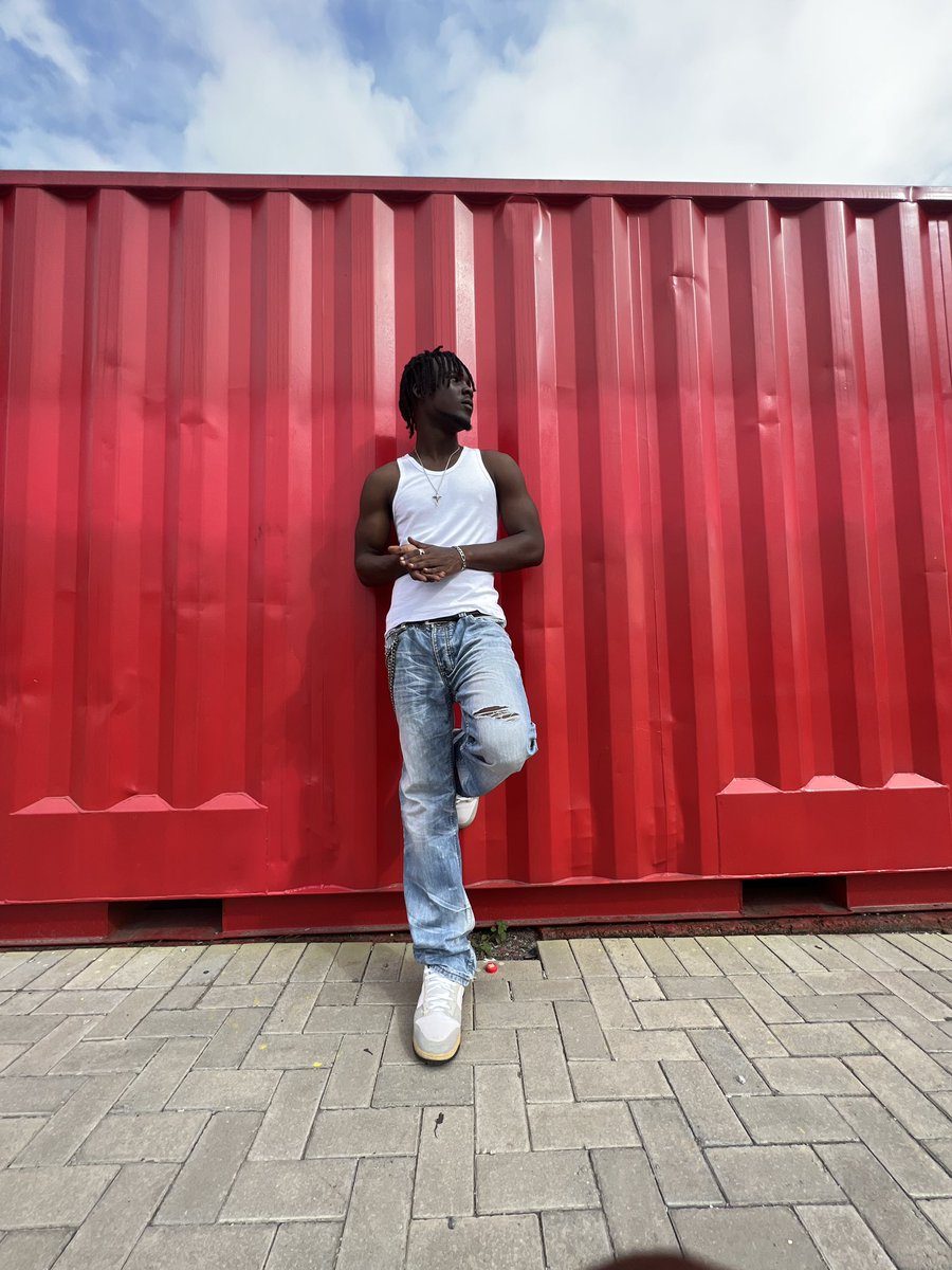 BoyOctave1's tweet image. Caught in the moment 📸 Just like y’all caught the vibe on Come On 🎶 Keep streaming, keep sharing—this one’s ours 💫 #ComeOn #NewMusic"
Link 🔗: cruxmusic.lnk.to/boyoctave-come…