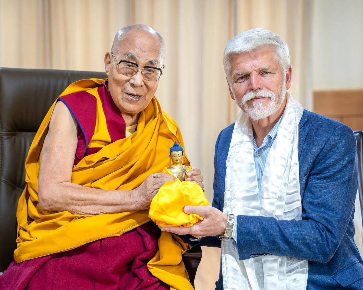 josepalay's tweet image. El president de la República Txeca Petr Pavel @prezidentpavel es reuneix amb el líder espiritual del Tibet, exiliat a l’Índia des de fa 66 anys. Derrota de la diplomàcia xinesa. Mentrestant, Salvador Illa a Pequín amb l’espionatge xinès de Huawei.