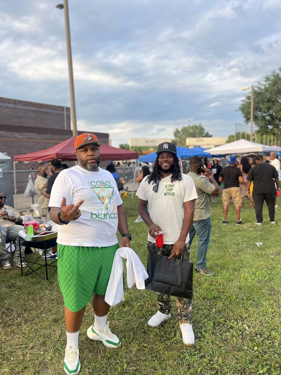 ItsJustPay's tweet image. #shoutout to the WMSM (We Make Shirts Mafia) @RaubGreedy @ForeverFlyMike. 🤝🏽

I just made that name up lol good talk yday let’s tap in on some shit!