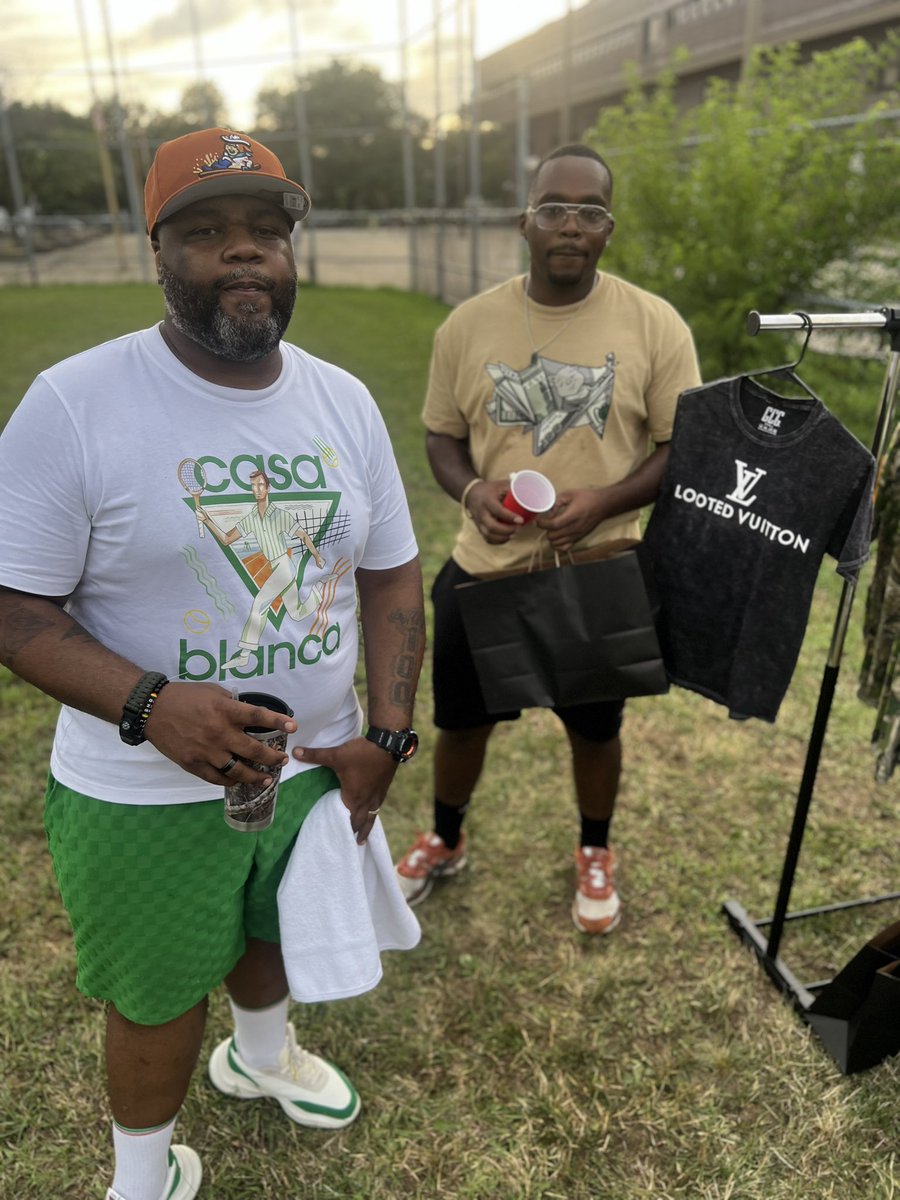 ItsJustPay's tweet image. #shoutout to the WMSM (We Make Shirts Mafia) @RaubGreedy @ForeverFlyMike. 🤝🏽

I just made that name up lol good talk yday let’s tap in on some shit!