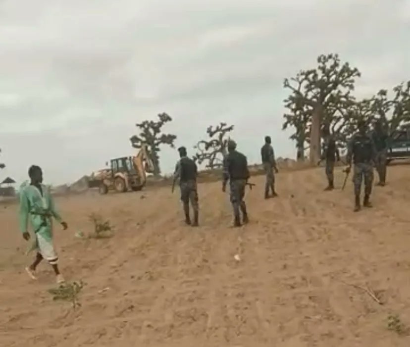 considerant31's tweet image. Communiqué de PASTEF Ndiaganiao sur le conflit entre agriculteurs de Soussoung et les promoteurs d’une carrière de basalte portant sur 120 hectares.
Pour rappel : les populations ont été réveillées par la présence des forces de l’ordre. Ces dernières sont venues avec huit…