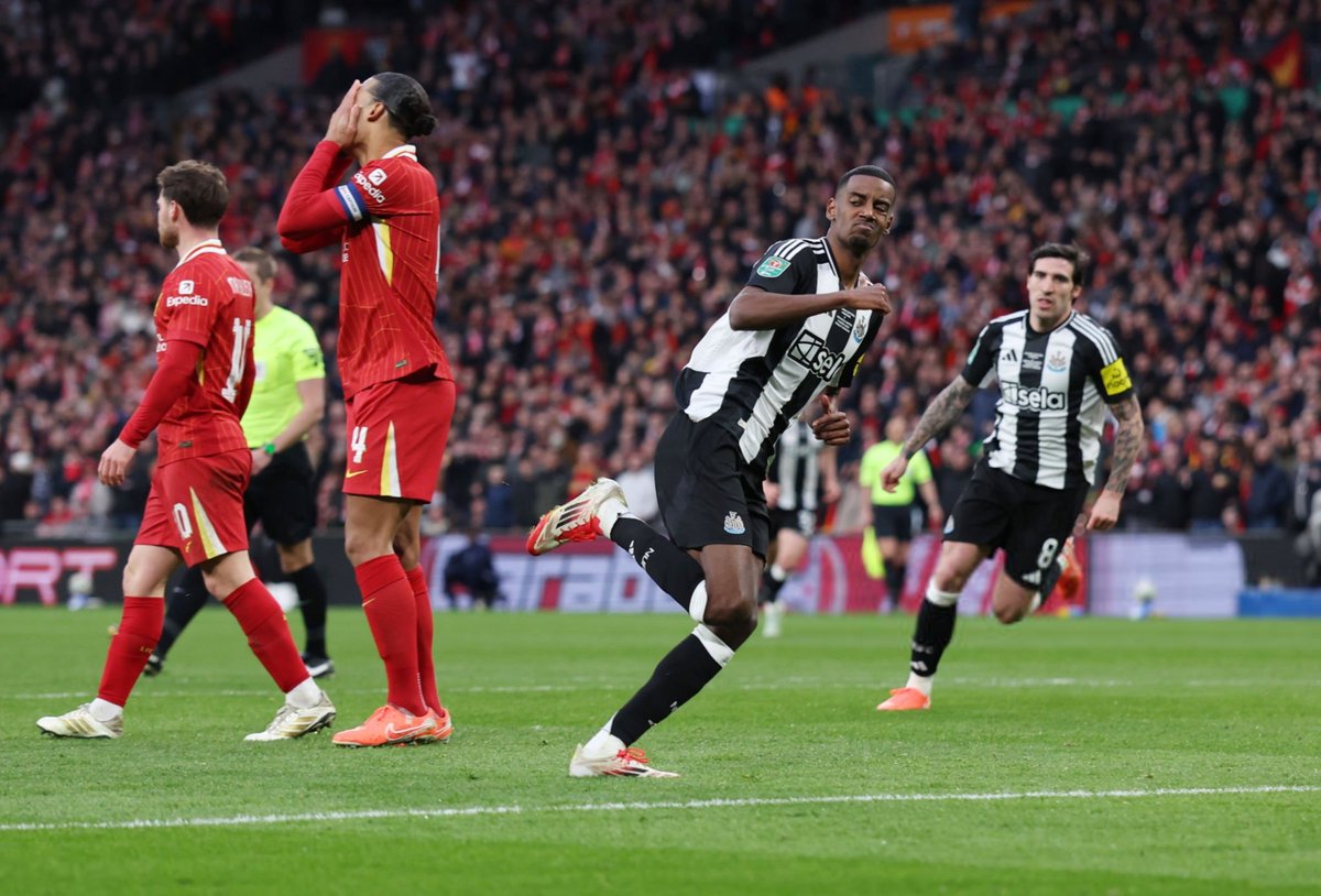 idextratime's tweet image. 🚨 BREAKING : Eddie Howe menegaskan TIDAK ADA peluang Alexander Isak bakal gabung skuad Newcastle selama sisa tur pramusim mereka. ❌😬
📝 @CraigHope_DM