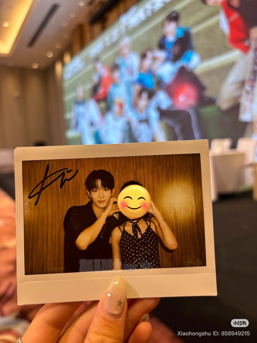 0117STVN's tweet image. 250727 iminitv fse in guangzhou
steven polaroid picture with a fan~ op said steven is just too cute! op also accidentally stepped on steven’s foot before the photo and kept saying 'sorry'. after they took the photo, op forgot to say bye and just turned and walked away and op…