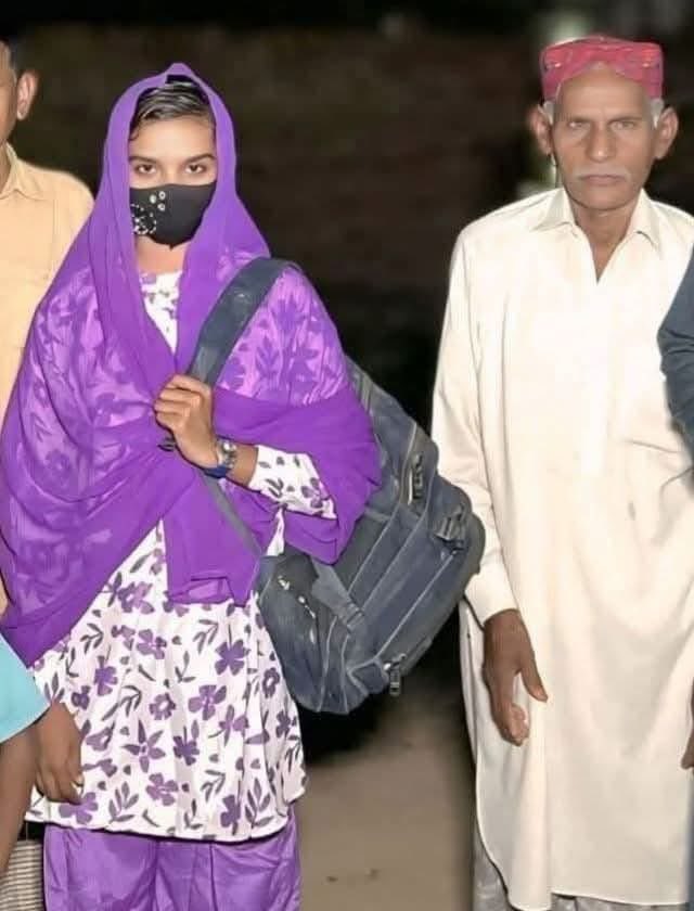 asadmaliklive's tweet image. تصویر طاہر راجپوت صاحب کی وال سے اٹھائی ہے۔
دو دن سے لوگوں کی پوسٹ دیکھ رہی ہوں کہ فلانے مزدور کی بچی نے اچھے نمبروں سے پوزیشن حاصل کی۔
موچی کے بچے نے پوزیشن حاصل کی۔
لیکن سوچنے والی بات یہ ہے کہ اگر بورڈ کے پیپرز میں پوزیشن ہولڈر اکثر غریبوں کے بچے ہوتے ہیں
تو سی ایس ایس کے…