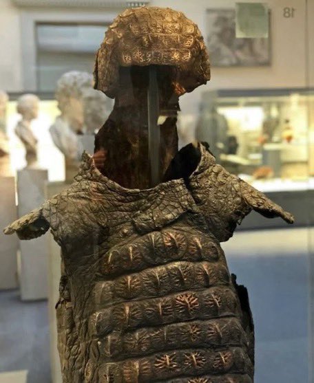 emonok1's tweet image. クロコダイルアーマー:3世紀の古代ローマで作られたワニの皮の鎧。古代エジプトではワニは神として崇拝されていたが、ローマがエジプトを支配した際、現地の文化や宗教に影響を受けたローマ兵によって着用されたとみられる。戦闘用ではなく、パレードやカルト的儀式で使用されたと考えられている。