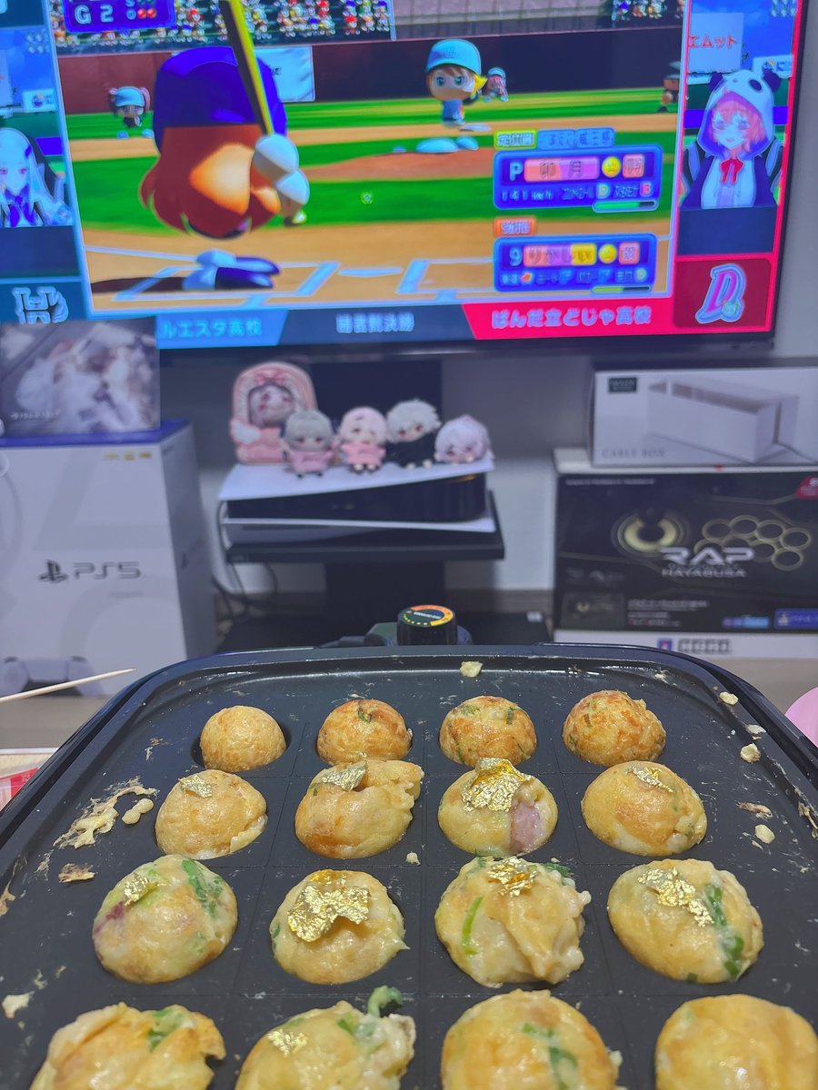 wasse_ring's tweet image. 金箔のせたこ焼きとぬいたち！楽しかった〜✌️みんなでみるにじ甲が最高✌