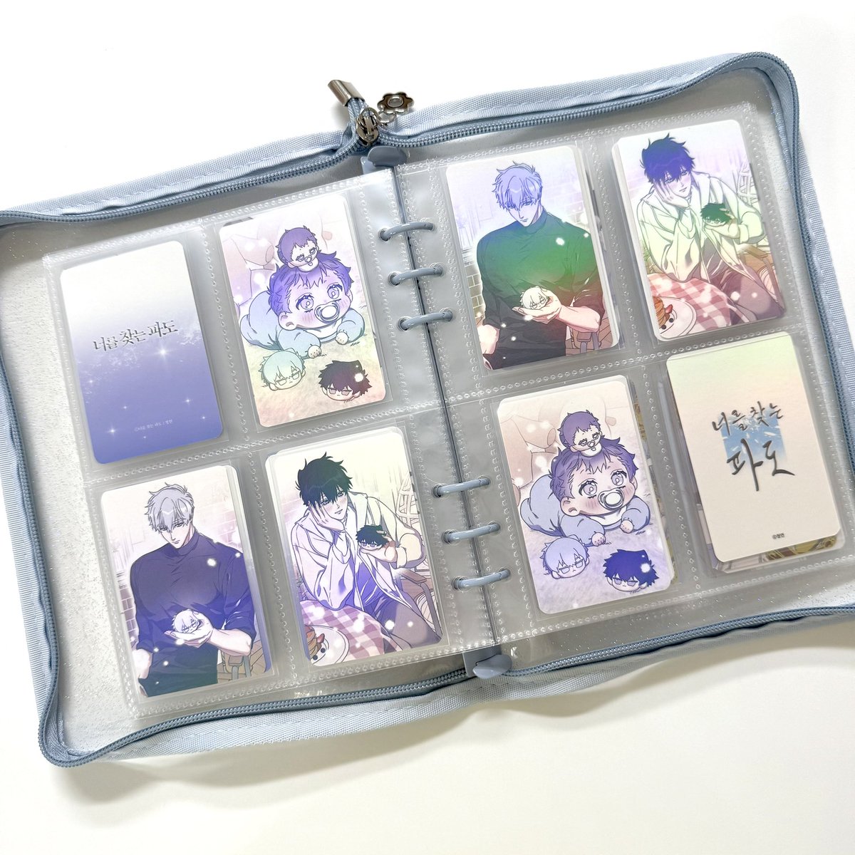 umnyammmmm's tweet image. 동네사람들 이것 좀 보세여〰️🥹
너찾파 포카 뒷면도 너무 예뻐서 이렇게 칸마다 제목 보이게 넣어두고 있는데 넘예넘예링이라구요😭
하트뿅뾰요뵤뵤뵤뵤🩵💜💙💜🩵💜💙💜🩵💙💜🩵💜💙💜🩵💜💙
#너를찾는파도 #너찾파
#SurgeTowardsYou
뽀뽀쫩😘 @clear_pond_