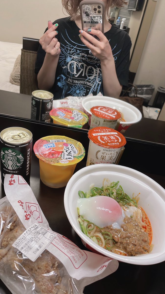 Itsuki_0714's tweet image. ごはーーん！！！！！
ライブぼっちだからホテル1人なの寂しい！さっきまで5万人と一緒に居たはずなのに！！