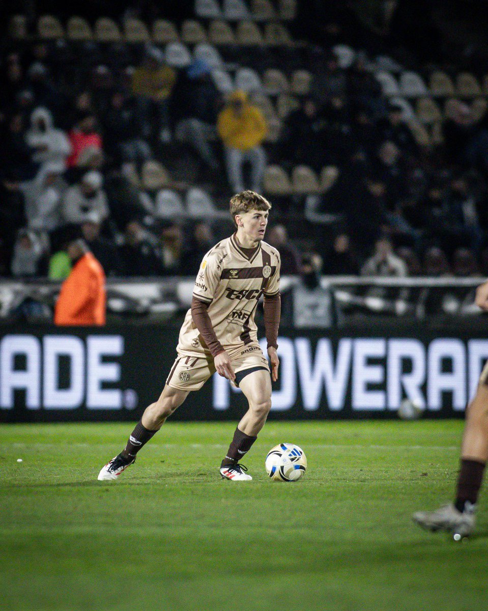 caplatense's tweet image. Debut con la ᴍᴀʀʀᴏ́ɴ ʏ ʙʟᴀɴᴄᴀ 🤎🤍 y en Primera para 𝐹𝑒𝑙𝑖𝑝𝑒 𝐵𝑢𝑠𝑠𝑖𝑜

¡A seguir, Pipe! 👊

#VamosCalamares🦑