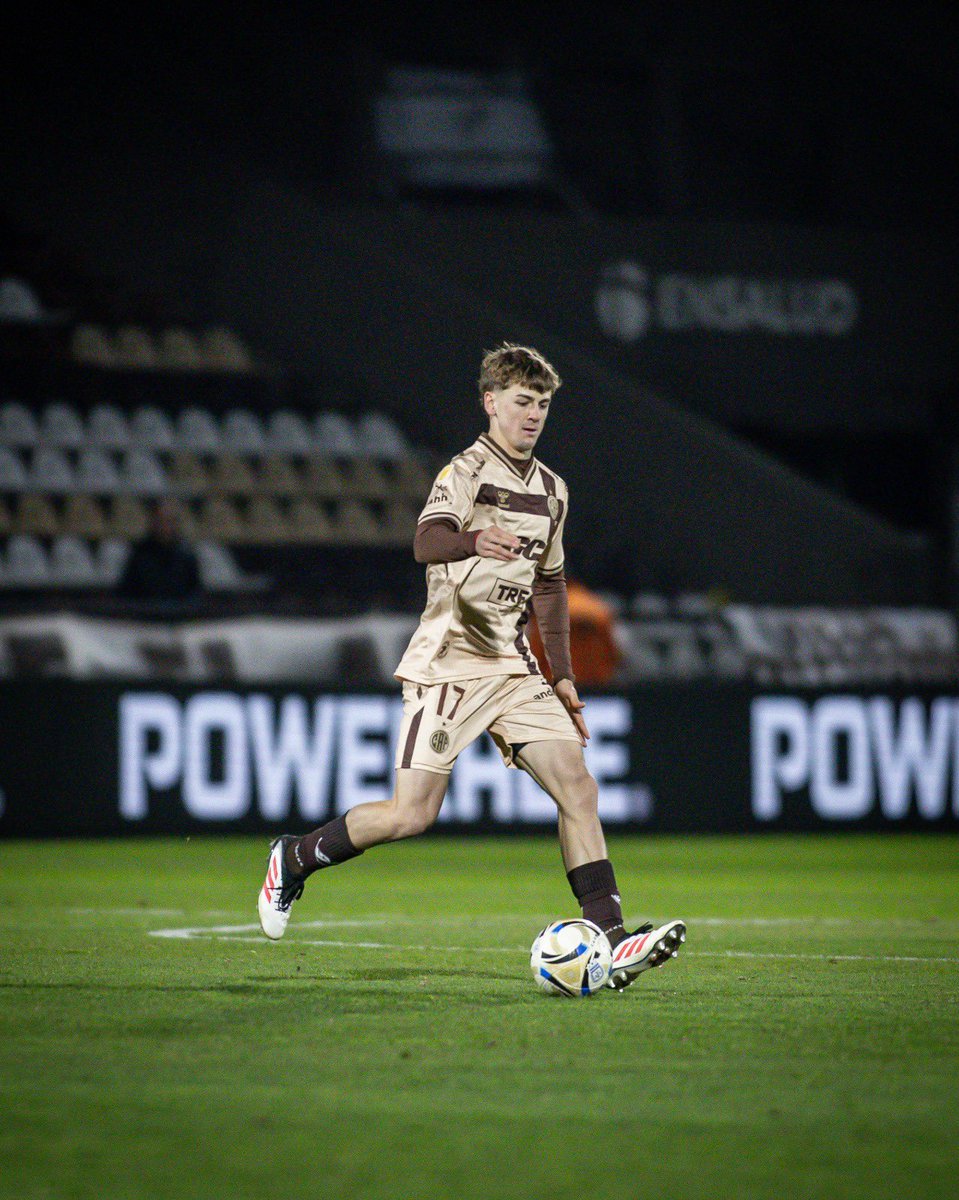 caplatense's tweet image. Debut con la ᴍᴀʀʀᴏ́ɴ ʏ ʙʟᴀɴᴄᴀ 🤎🤍 y en Primera para 𝐹𝑒𝑙𝑖𝑝𝑒 𝐵𝑢𝑠𝑠𝑖𝑜

¡A seguir, Pipe! 👊

#VamosCalamares🦑