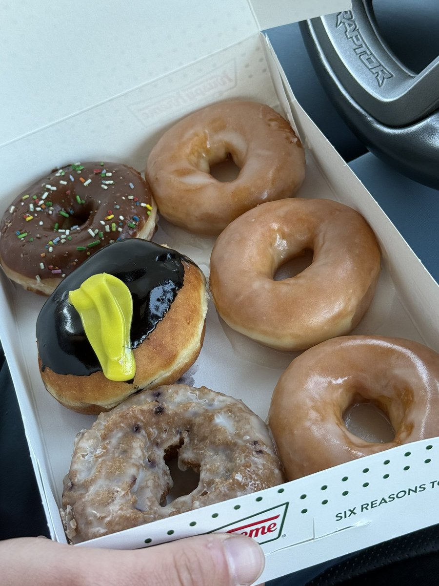 HelaryousG's tweet photo. @krispykreme what the hell is “Batman” donut? It looks like a melted banana 😭 https://t.co/7Fnr5mz961