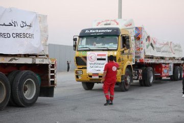 🇪🇬 🇵🇸 | Le convoi « Zād al-ʿIzza » compte plus de 100 camions transportant 1 200 tonnes d’aide vers Gaza : 840 tonnes de farine et 450 de paniers alimentaires.

À ce jour, l’aide égyptienne totale atteint 35 000 camions et un demi-million de tonnes de nourriture, médicaments, eau