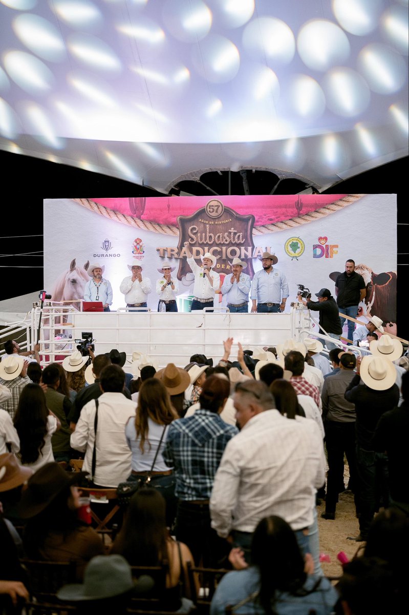 AlejandroFdelaP's tweet image. 💖 ¡Durango dio el corazón! 💖

La Subasta Ganadera 2025 rompió récord histórico: 8.8 millones de pesos recaudados para la Casa Hogar del DIF Estatal 🐄🐖🐥

Con Esteban y Marisol al frente, esta edición no solo fue un éxito financiero, sino un acto de amor que dará esperanza a…