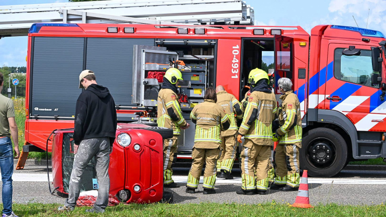 Canta belandt op zijkant in Alkmaar, beide inzittenden naar ziekenhuis: In Alkmaar is zondagmiddag een Canta met twee inzittenden op zijn zijkant beland. Dat gebeurde in de Olivijnstraat. Eén passagier kon zelfstandig uit het voertuig komen na het… dlvr.it/TM7zRQ