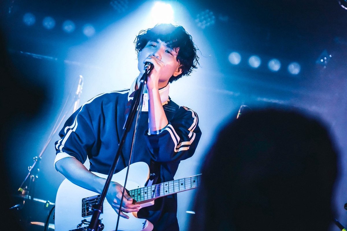 LIVEの時の自分の写真は
少し自分じゃないみたいに見える。

それくらいこの短くて熱い時間は
いつまでも俺の特別で。
でもそんな特別をいつまでもワガママに求めて
感謝して生きるのや。

ええ写真撮ってくれるなぁ。

カッコよく映れるように、かっこよく生きるやで。