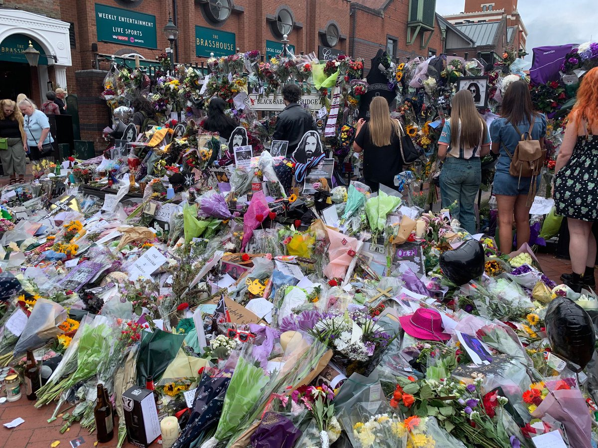 reewildj's tweet image. Tributes laid on Black Sabbath’s bridge 🤯
God rest your soul Ozzy 🙏🏼 
📍 Birmingham, United Kingdom