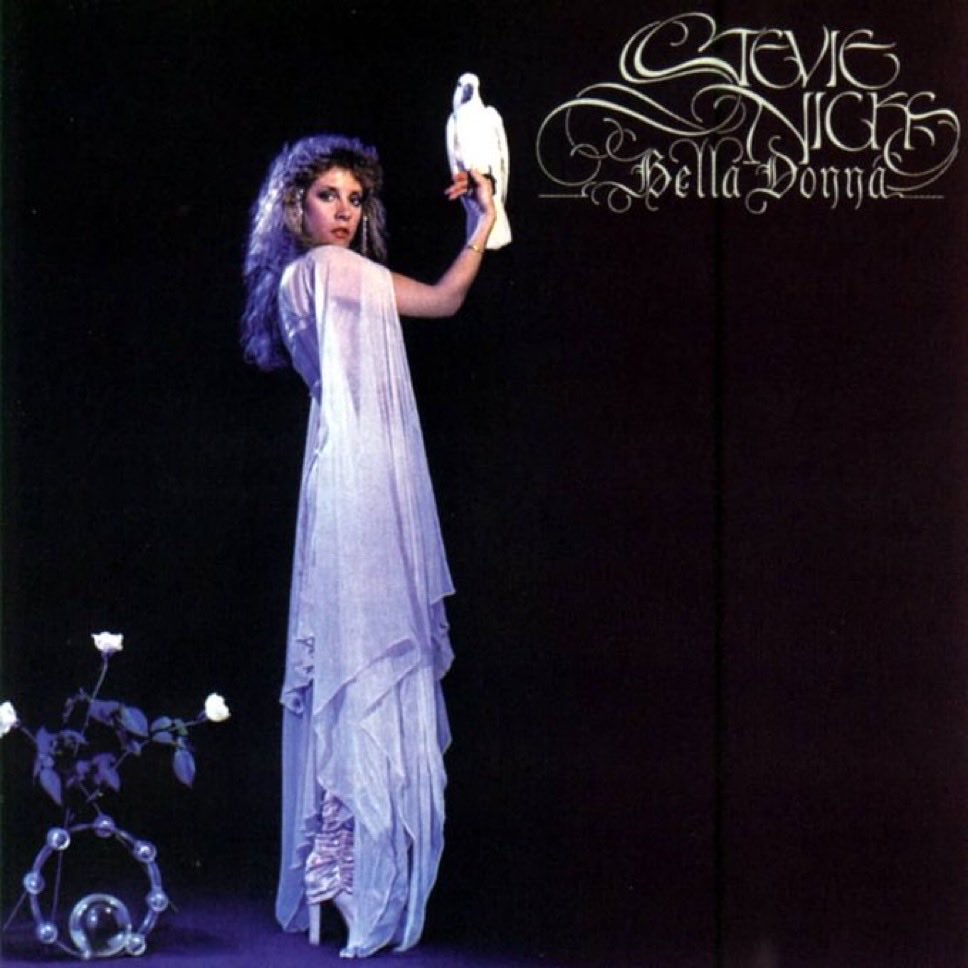 pillolerock's tweet image. il 27 Luglio 1981 Stevie Nicks
pubblica “Bella Donna”,
il suo primo album in studio da solista.
Il disco fu un grande successo
commerciale, raggiunse la prima
posizione nella classifica Billboard 200
e venne certificato con quattro dischi
di platino. Dall’album sono state…