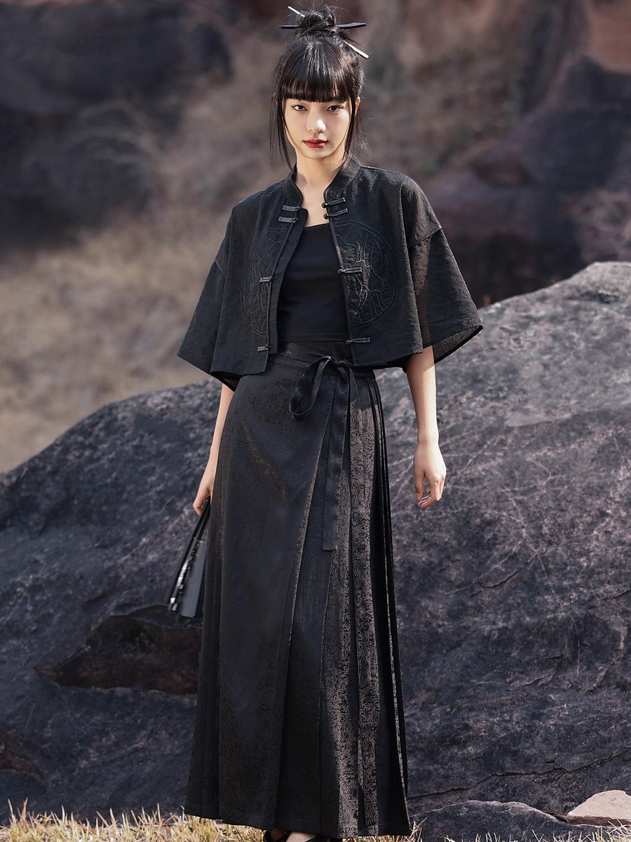 ManusxMachina's tweet image. 漆黒令嬢のジャガードプリーツスカート 
manus-machina.com/collections/ne… 
内に秘めた強さと美しさを象徴するような佇まいを持ったプリーツスカート。繊細な光沢を帯びた黒地のジャカード生地に、わずかに文様が浮かぶことで、落ち着いた中にも上品な華やかさを感じさせます。