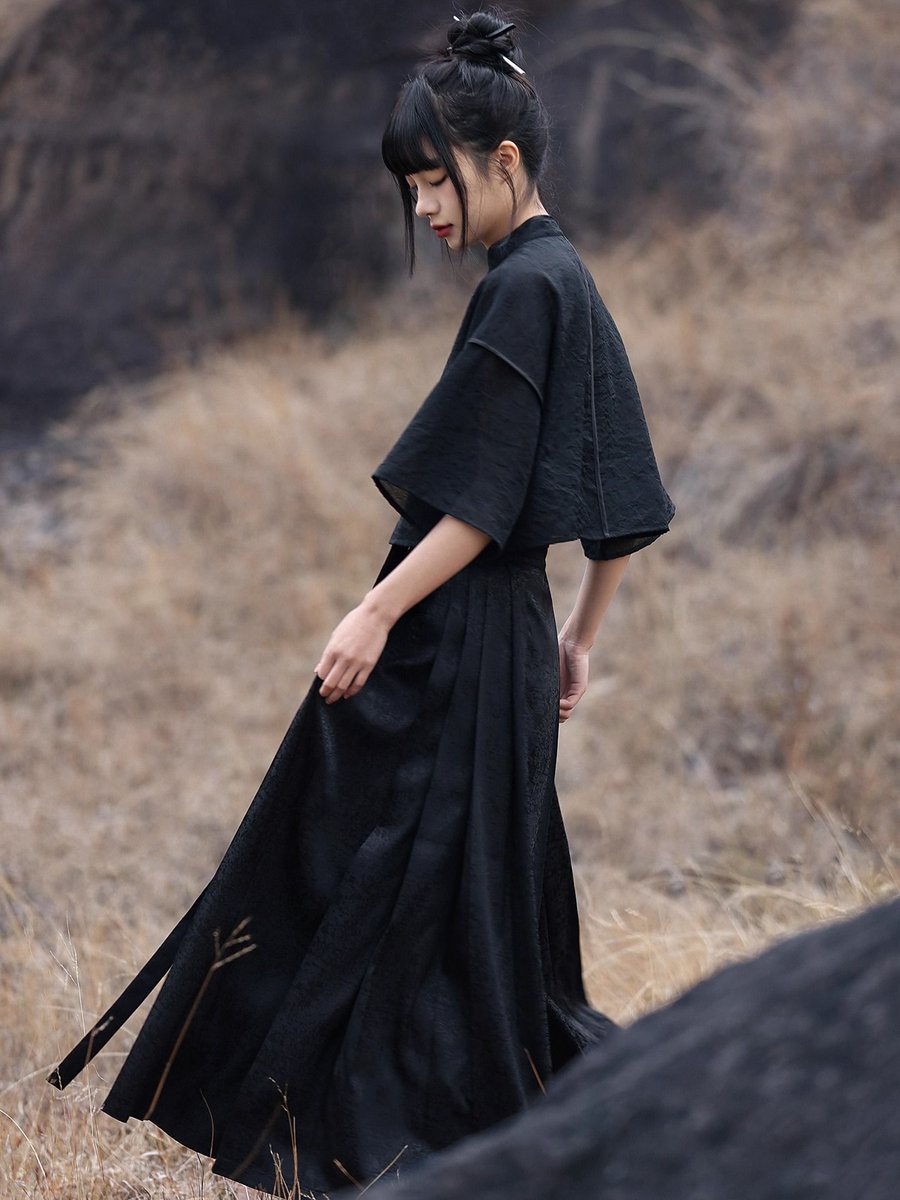 ManusxMachina's tweet image. 漆黒令嬢のジャガードプリーツスカート 
manus-machina.com/collections/ne… 
内に秘めた強さと美しさを象徴するような佇まいを持ったプリーツスカート。繊細な光沢を帯びた黒地のジャカード生地に、わずかに文様が浮かぶことで、落ち着いた中にも上品な華やかさを感じさせます。