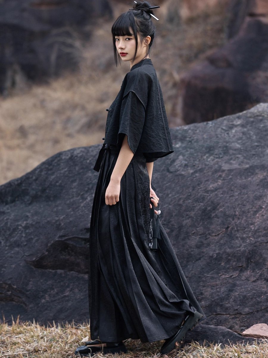 ManusxMachina's tweet image. 漆黒令嬢のジャガードプリーツスカート 
manus-machina.com/collections/ne… 
内に秘めた強さと美しさを象徴するような佇まいを持ったプリーツスカート。繊細な光沢を帯びた黒地のジャカード生地に、わずかに文様が浮かぶことで、落ち着いた中にも上品な華やかさを感じさせます。