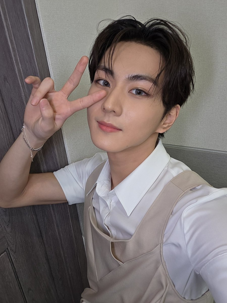 JungwonPH's tweet image. [🐱🌟] 072725 — #정원 WEVERSE POST

“It&apos;s really hot today, so thank you for coming, ENGENE~
Hurry and go get some rest!!”

#ENHYPEN #엔하이픈 #JUNGWON #ENHYPEN_JUNGWON #엔하이픈_정원 @ENHYPEN @ENHYPEN_members