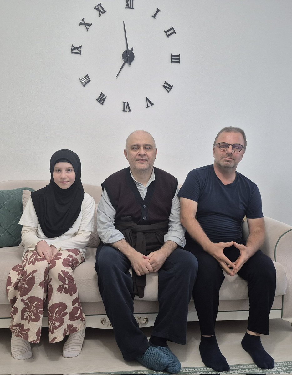 Turuncu Kız, Mustafa Çiftci ve bendeniz. 
Mustafa Çiftci'nin herkese selamı var.
Yeni kitabı pek yakında...