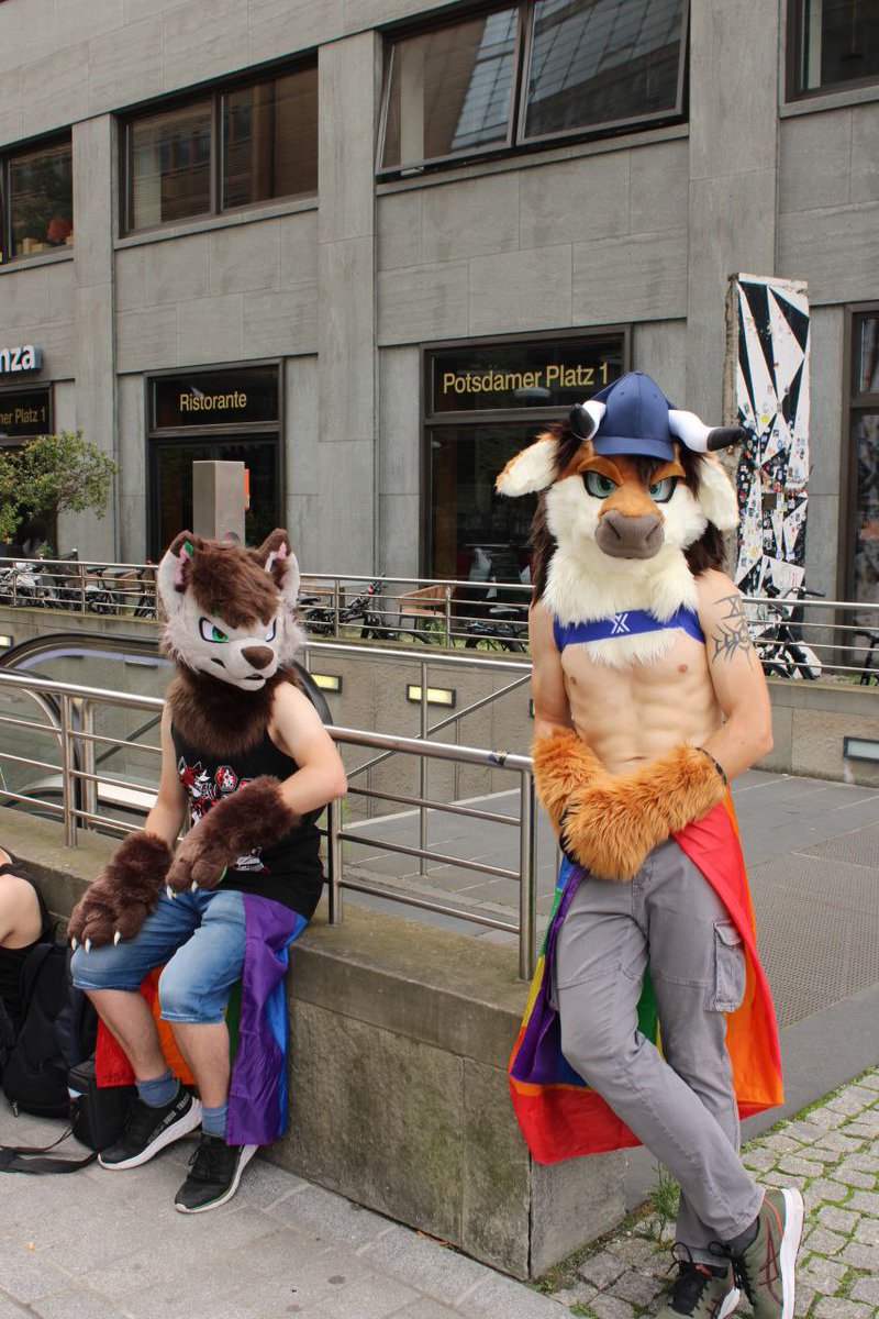 A small photo collection of my experiences at the CSD in Berlin 😍

Greetings to my loving flock who have accompanied me and always give me support ❤️

📸<a href="/LeuMorani/">Leu</a>
🐺@QuodLupusDei 
🪡<a href="/KegawaCreation/">Kegawa Creation</a>