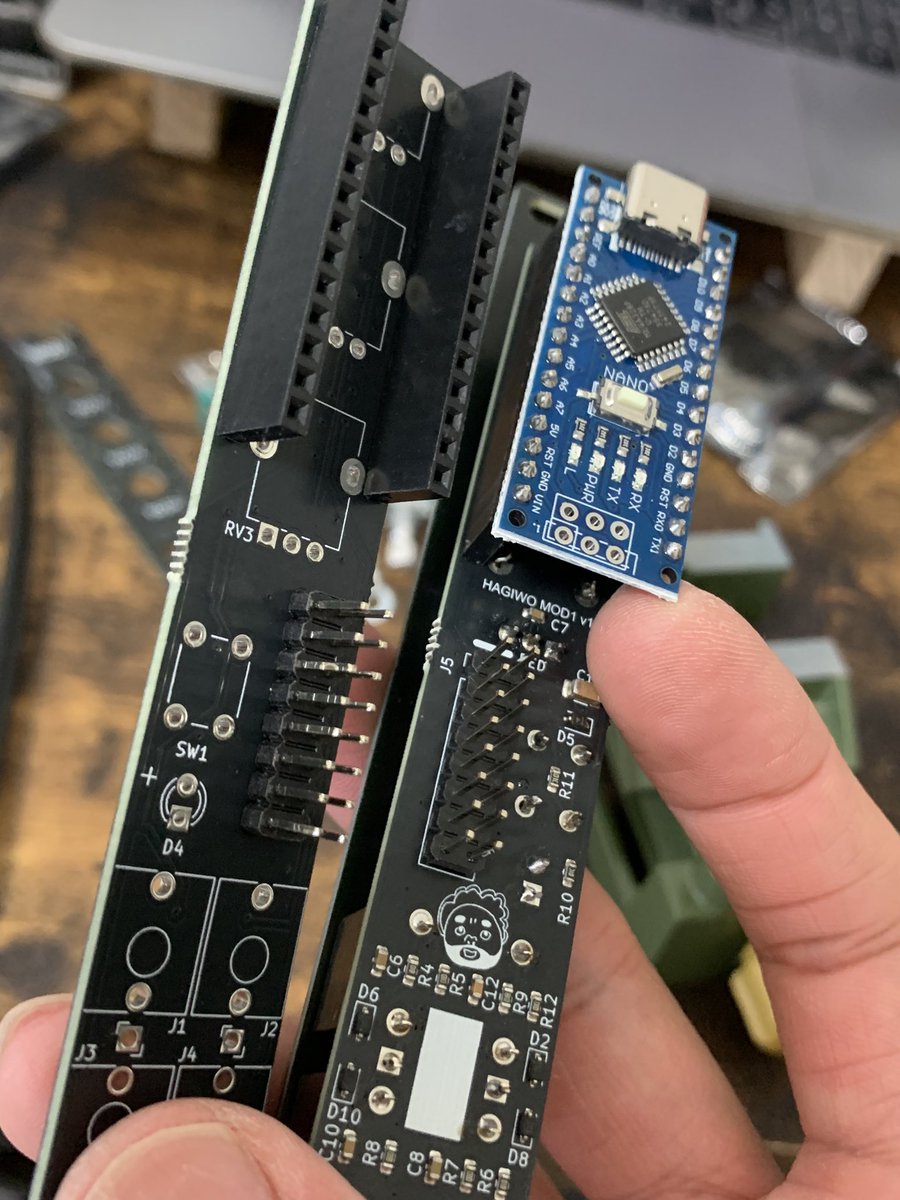 ozouni_modular's tweet image. ENGINEERのはんだ吸取ポンプ「SS-02」

コテではんだを溶かしたら、ポンプのボタンを押して&quot;シュッ&quot;と吸い上げる。

モジュールのピンソケットを逆向きに付けて絶望していましたが、無事蘇生しました。

DIYは失敗がつきものだからこそ、こういうアイテムのありがたさが身に染みる……。