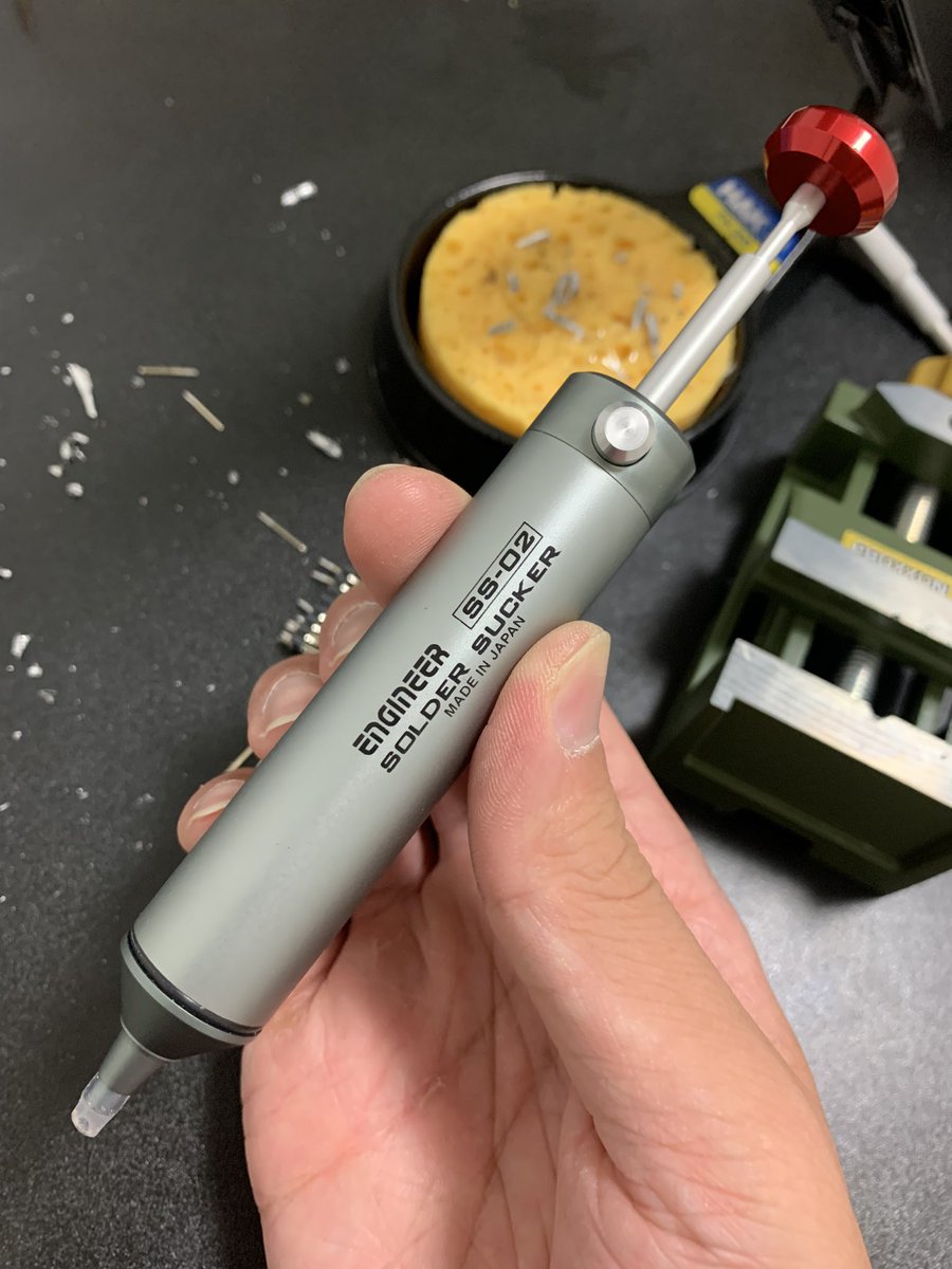 ozouni_modular's tweet image. ENGINEERのはんだ吸取ポンプ「SS-02」

コテではんだを溶かしたら、ポンプのボタンを押して&quot;シュッ&quot;と吸い上げる。

モジュールのピンソケットを逆向きに付けて絶望していましたが、無事蘇生しました。

DIYは失敗がつきものだからこそ、こういうアイテムのありがたさが身に染みる……。