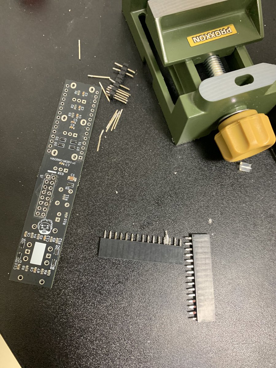 ozouni_modular's tweet image. ENGINEERのはんだ吸取ポンプ「SS-02」

コテではんだを溶かしたら、ポンプのボタンを押して&quot;シュッ&quot;と吸い上げる。

モジュールのピンソケットを逆向きに付けて絶望していましたが、無事蘇生しました。

DIYは失敗がつきものだからこそ、こういうアイテムのありがたさが身に染みる……。