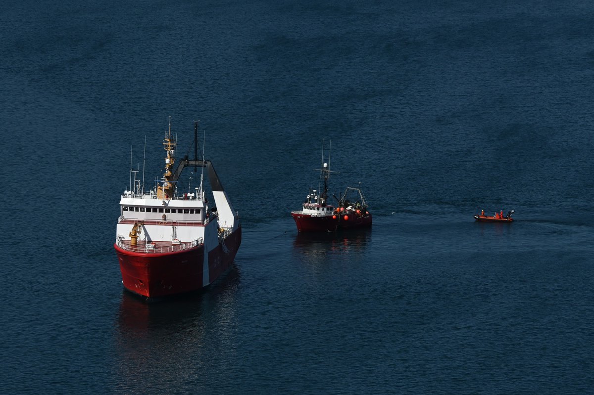 GardeCotiereCAN's tweet image. Le NGCC Teleost ne perd pas le rythme 🚢 En juin, l’équipage a donné un coup de main au Cape Chelsea en le remorquant jusqu’à St. John’s, #TerreNeuveEtLabrador… et avant même que vous ayez eu le temps de dire « pause-café », ils étaient déjà repartis en mission. 📷: Len Cowley