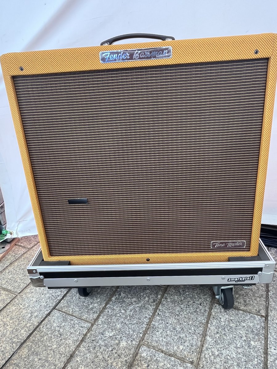 アンプ売りに出そうと思ってるので
興味ある人は連絡ください。
fender bassman tonemaster
プリントあるけどハードケース付きです…
