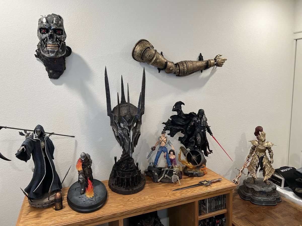 PureArtsLimited's tweet image. Collector Jimmy has PureArts.com goodies in his collection, including the sold-out Battle Damaged T-800 & Arm of Malenia 🔥
📸 Show us your PureArts collection! Tag us & use #PureArtsSnap