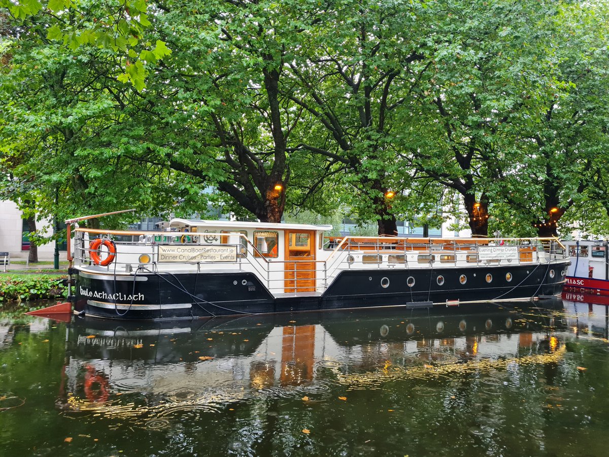 DescubreIrlanda's tweet image. 🌿 ¡Únete a una experiencia gastronómica inolvidable y sostenible!
Descubre la magia del Gran Canal de Dublín a bordo del Cadhla, una barcaza eléctrica que ofrece un delicioso menú de 3 platos con sabores locales... ¡todo en un entorno sostenible!
👉go.irlnd.co/se2hr1jh
