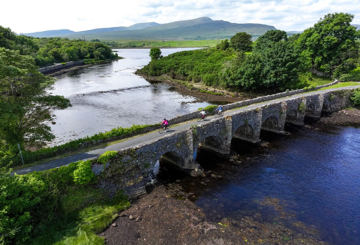 MayoDotIE's tweet image. Cyclists crossing the 7 arched Burrishoole Bridge, a beautiful 18th century bridge on the road between Newport and Mulranny

📷 Fáilte Ireland