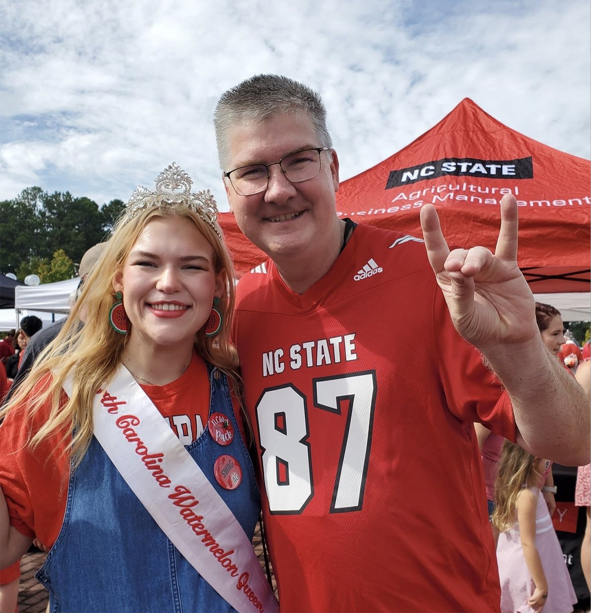 NCStateAlumni's tweet image. Classwork, crop science and a crown? It’s just another day for @NCState’s Watermelon Queen. 🍉👑 @NCStateCALS senior Haylee Davis ’25 juggles her studies with her duties as the face of NC’s watermelon industry, all while championing local agriculture.
🔗 ncst.at/vQjl50Wvw3s