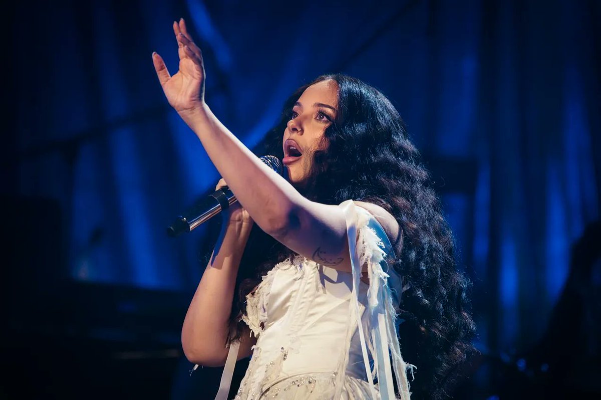 jadethirlwalpl's tweet image. Sam Wonfor w recenzji występu JADE na BBC Proms:

„JADE stanęła na wysokości zadania, prezentując show będące jednocześnie świętem, manifestem i klasą samą w sobie [...] Ten występ potwierdził, że piosenkarka jest w pełni gotowa na kolejny etap swojej kariery.

Utwory takie jak…