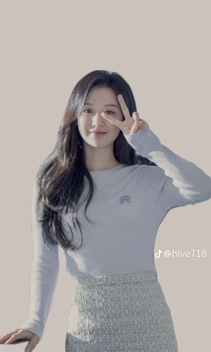 handlebars24's tweet photo. This one is my favorite outfit if her in #queenoftears yung sunday off na nasa bahay lang very nakaka kilig kasi nag selos dito si Baek Hyun Woo 😍😍❤️

#김지원 #KimJiWon #BeMyOne #BeMyOneManila https://t.co/2if63vCv63